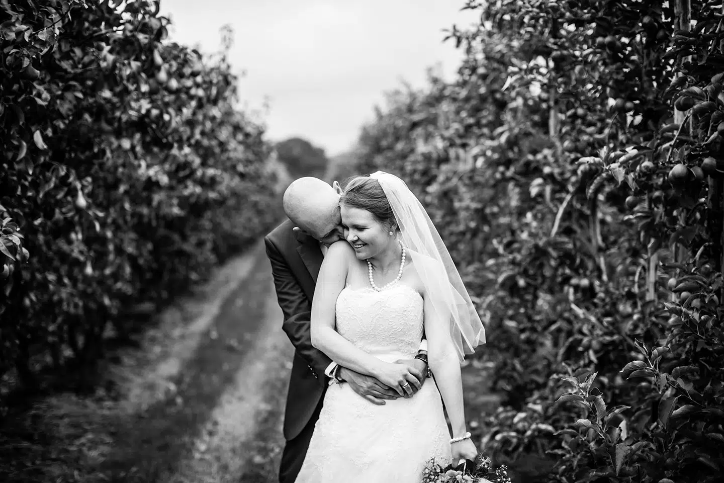 Huwelijksfotografie in de appelboomgaard van Kasteel Groot Buggenum
