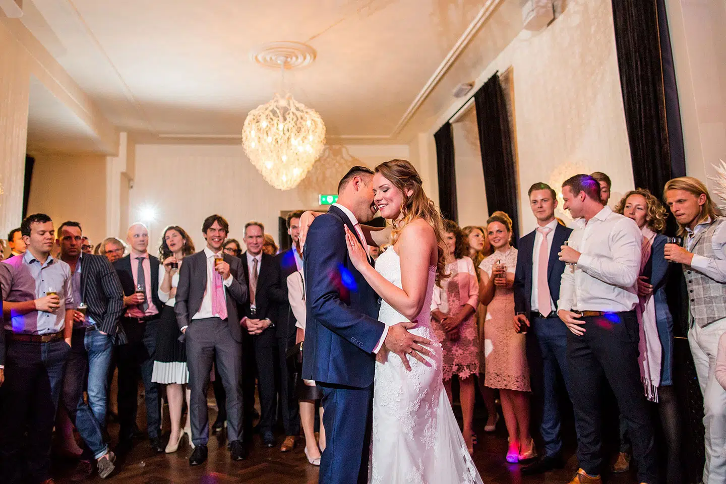 Bruidspaar tijdens het feest van hun bruiloft bij Landgoed Te Werve