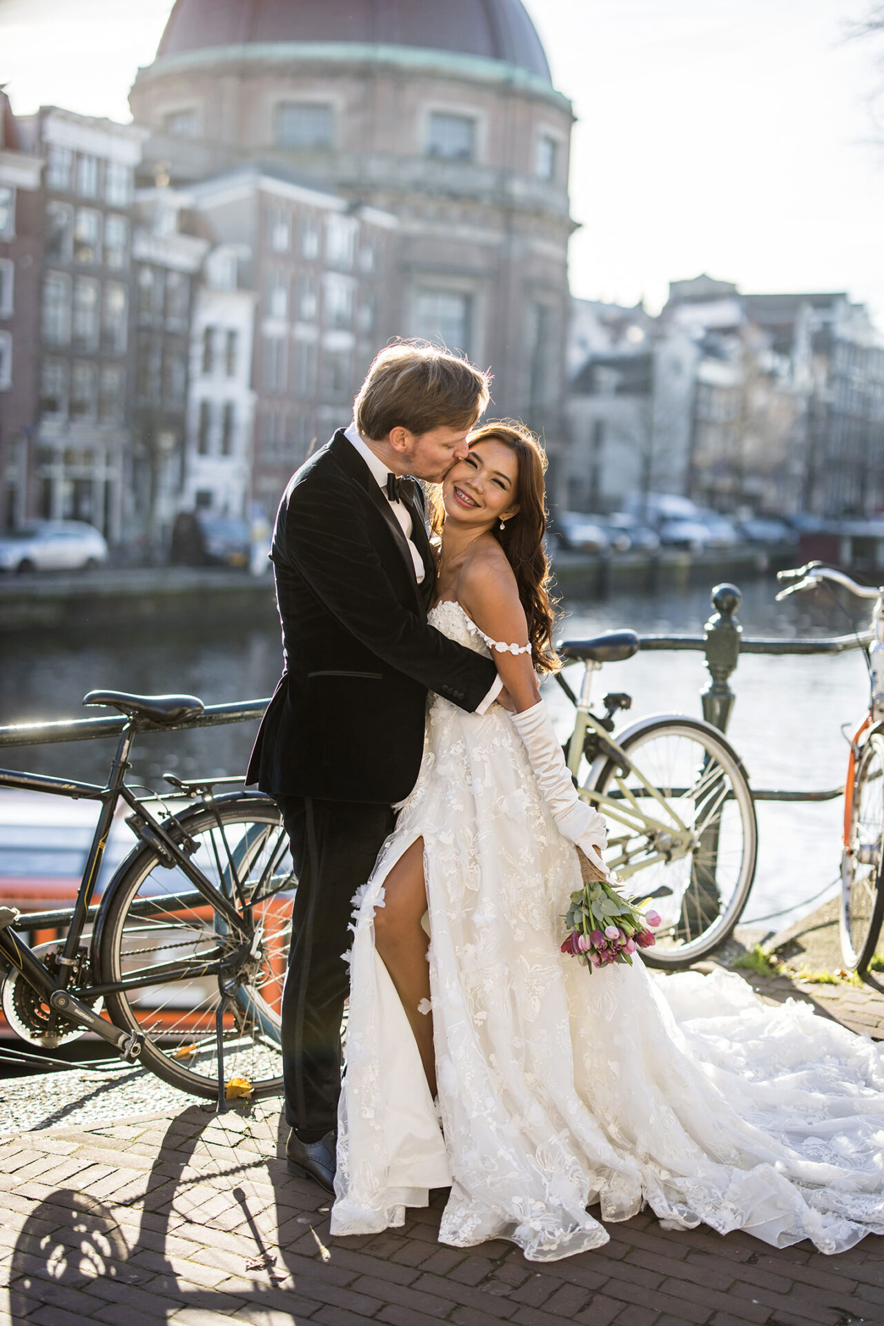 Romantische bruidsfotografie langs de grachten van Amsterdam