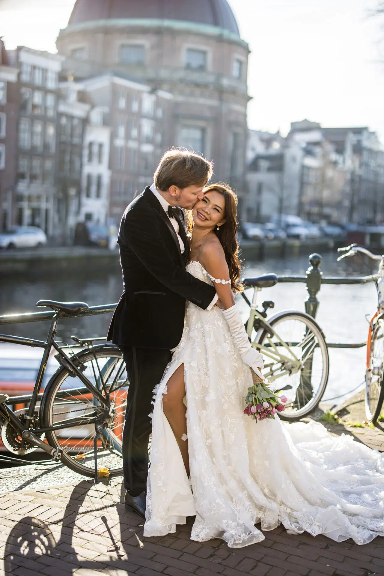 Romantische bruidsfotografie langs de grachten van Amsterdam
